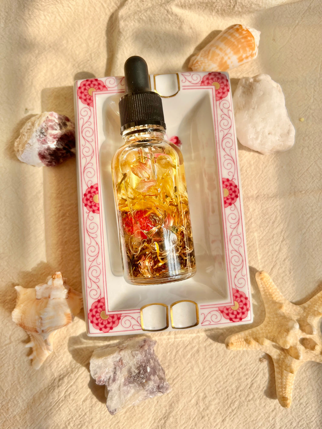 Lure ritual oil: magnetic attraction, mystery